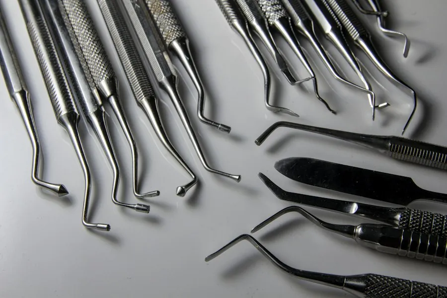 Set de instrumental quirúrgico dental — fórceps y elevadores sobre superficie neutra para cirugía de extracción Consciencia Odontológica